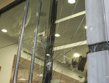 Αναρχικοί κουκουλοφόροι εισέβαλαν σε συμβολαιογραφείο στα Εξάρχεια και τα έκαναν «γυαλιά-καρφιά»